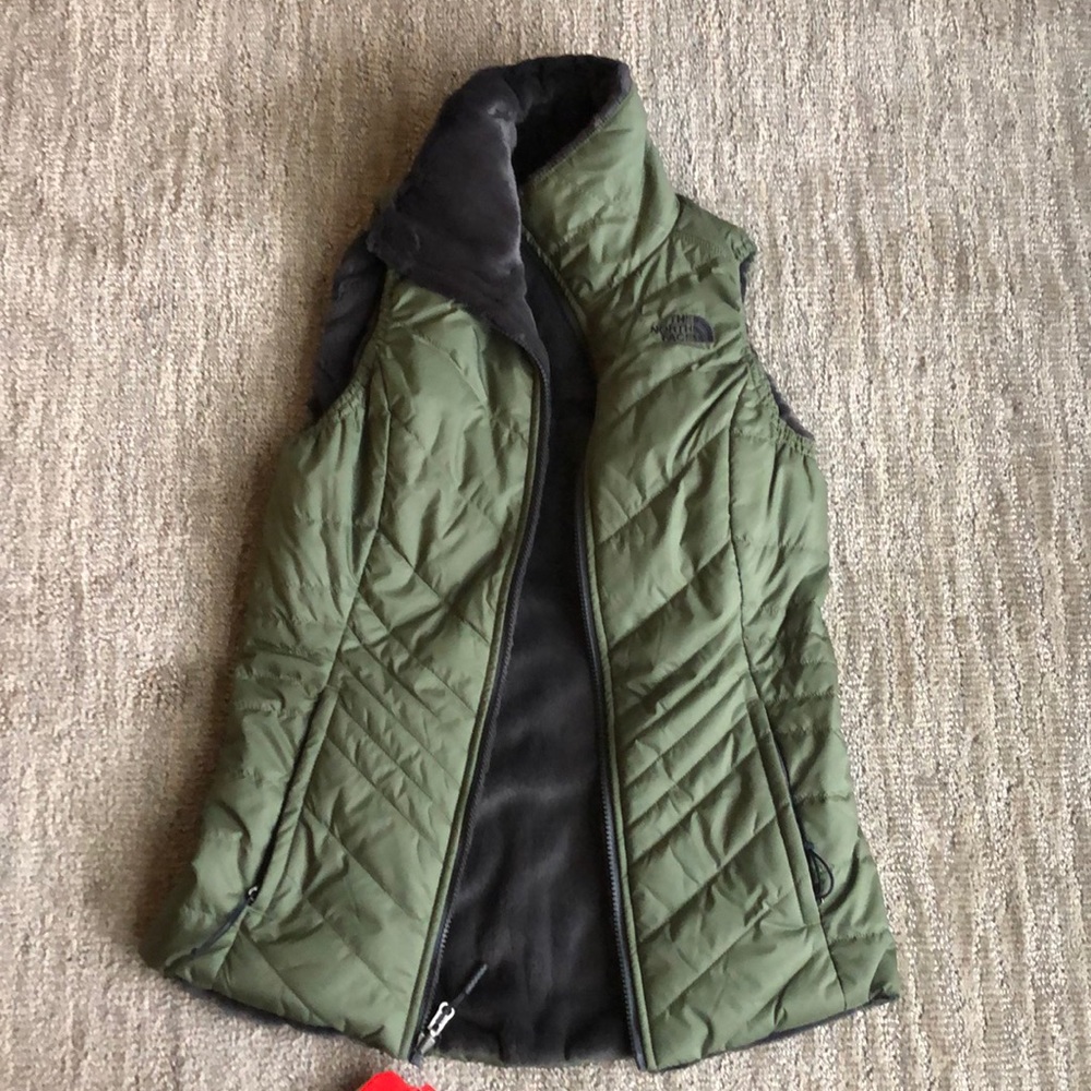 NWT Reversible Mossbud Northface vest